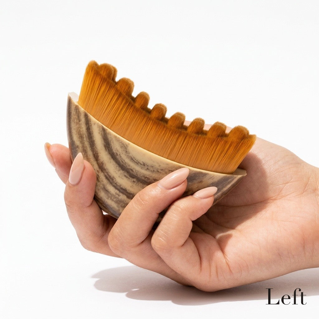 Main tenant la brosse visage Left en demi-lune
