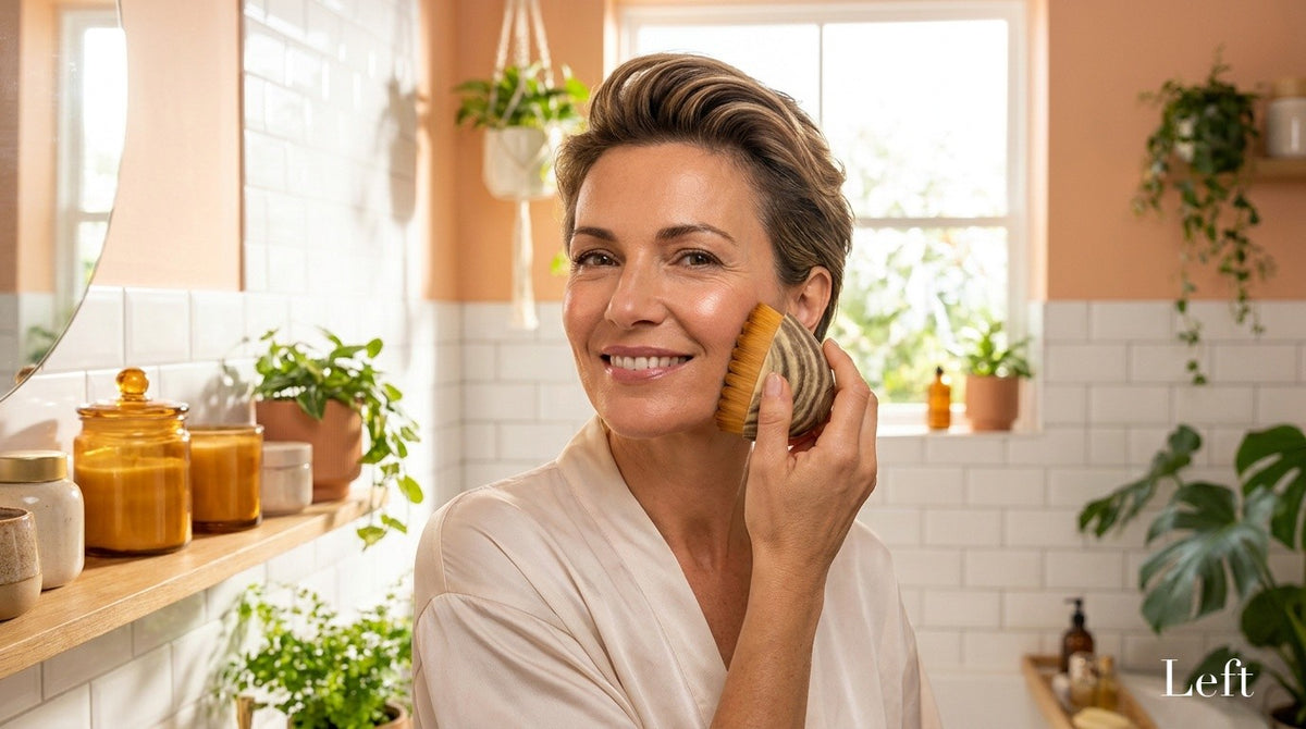 Femme se brossant le visage le matin avec la brosse Left